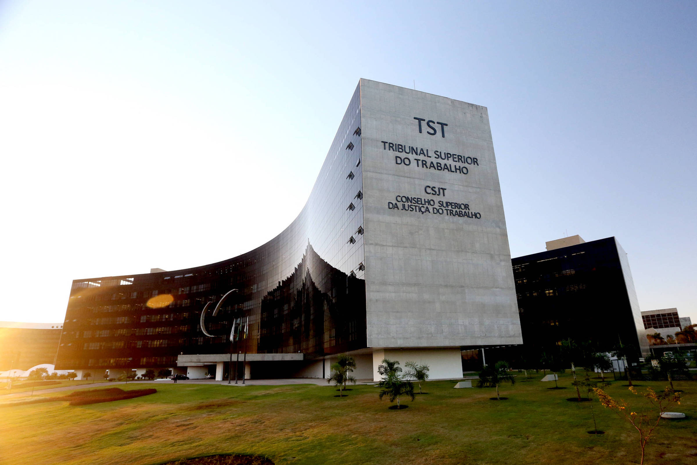 TST gasta R$ 1,5 milhão em sala VIP com regalias no aeroporto de Brasília