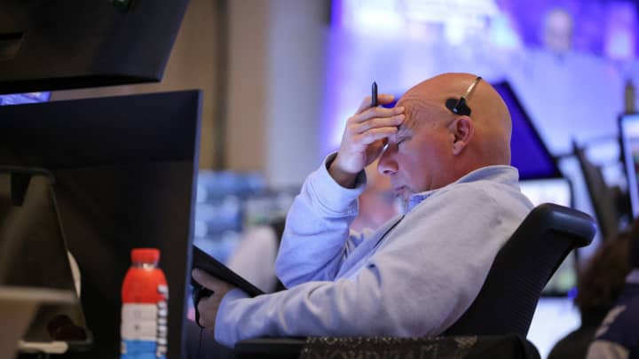 Um trader trabalha no pregão da Bolsa de Valores de Nova York, na cidade de Nova York, EUA, em 28 de abril de 2025. (Foto: Brendan McDermid | Reuters)
