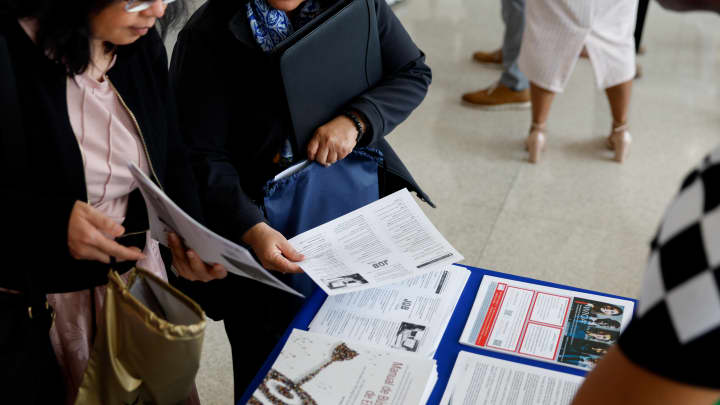 Job seekers em uma feira de empregos organizada pela Autoridade dos Aeroportos da Região Metropolitana de Washington para apoiar trabalhadores federais em busca de novas oportunidades de carreira, no Aeroporto Nacional Ronald Reagan, em Arlington, Virgínia, em 25 de abril de 2025. (Foto: Ting Shen/Bloomberg via Getty Images)