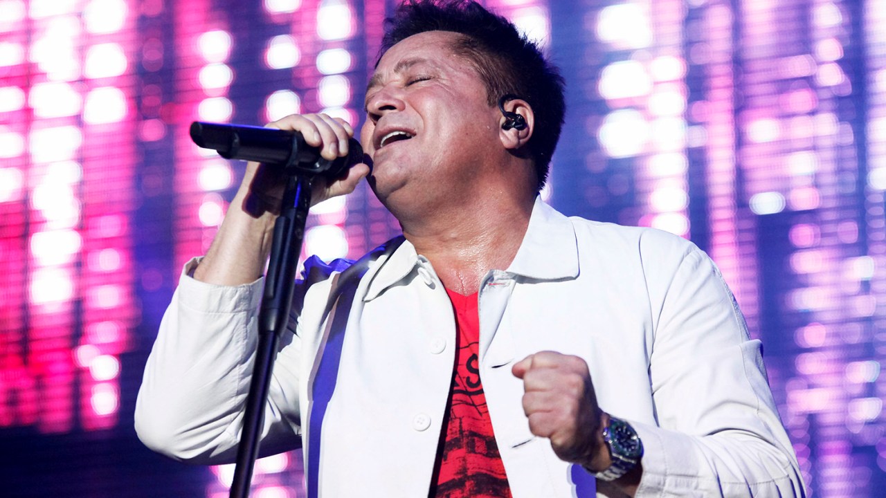 O cantor Leonardo em show durante turnê de "30 Anos", realizado no Barra Music, na Barra da Tijuca, (RJ) (Foto: Daniel Scelza/Folhapress/Reprodução)
