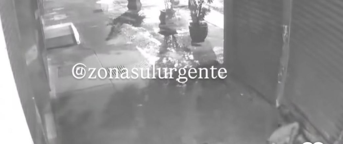Câmeras de segurança registraram o momento em que um criminoso arromba a banca na Rua Francisco Sá, em Copacabana (Foto: Reprodução/Redes Sociais)