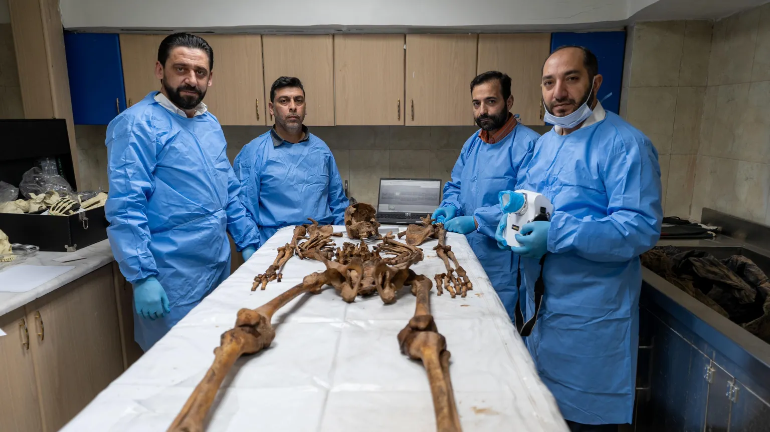 Centenas de milhares de sírios foram mortos durante 13 anos de guerra civil. (Foto: BBC)