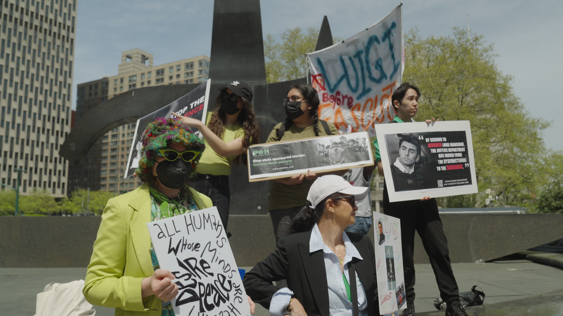 Manifestantes, este viernes ante el juzgado de Nueva York ante el que comparecía Luigi Mangione (Foto: Kylie Cooper/REUTERS)