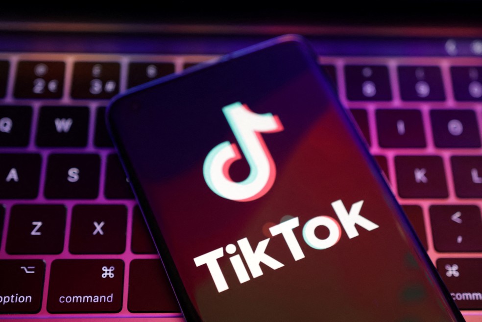 Celular sobre teclado de notebook com o logo do aplicativo TikTok (Foto: Dado Ruvic/Illustration/REUTERS)