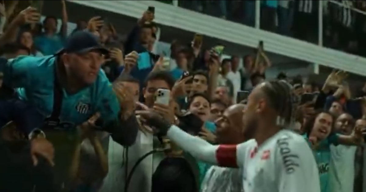 Neymar se envolve em diálogos frequentes com torcedores no Santos