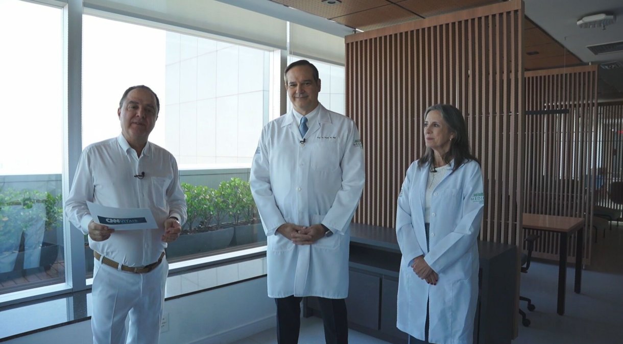 Dr. Roberto Kalil conversa com Dr. Paulo Hoff, diretor da Divisão de Oncologia do Instituto do Câncer de São Paulo (Icesp), e com Dra. Maria Del Pilar Estevez Diz, diretora de Corpo Clínico no Icesp, no "CNN Sinais Vitais" de sábado (17). (Foto: CNN/Divulgação)