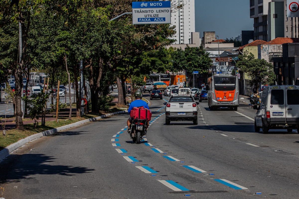 Faixa azul em SP aumenta acidentes e 70% dos motociclistas ultrapassam velocidade