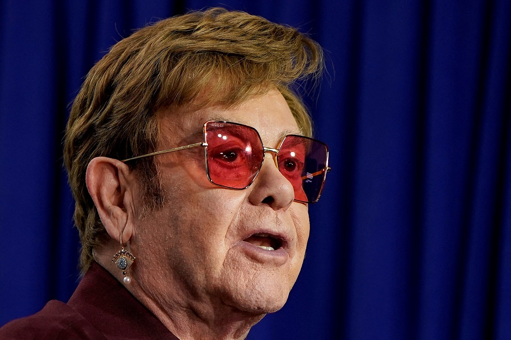 FOTO DE ARQUIVO: Elton John discursa durante a cerimônia de inauguração do Centro de Visitantes do Monumento Nacional de Stonewall, no Stonewall Inn, para marcar o 55º aniversário dos distúrbios de Stonewall de 1969, em Greenwich Village, Nova York, EUA, em 28 de junho de 2024. (Foto: REUTERS/Elizabeth Frantz/Foto de arquivo)