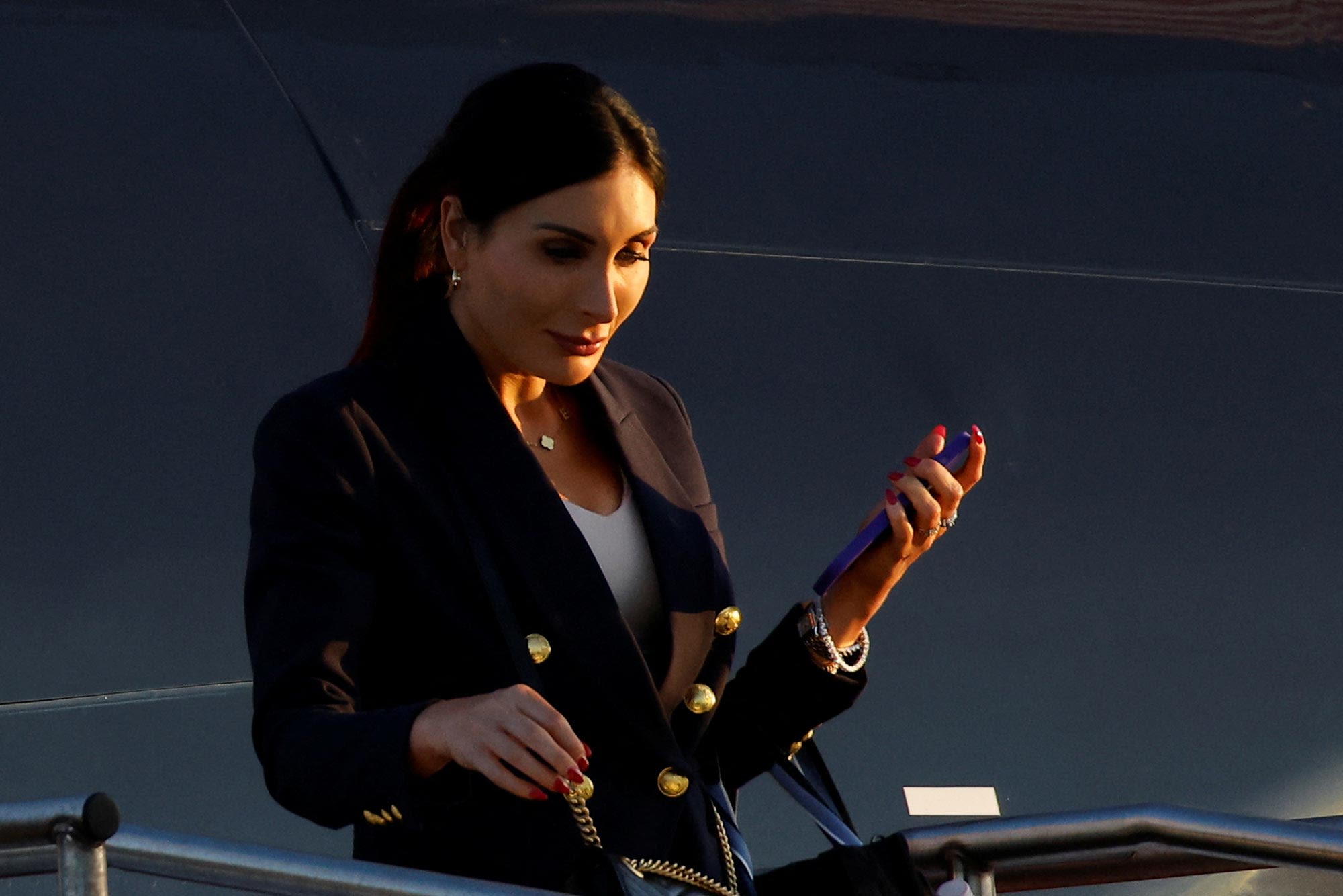 Laura Loomer se reúne com vice-presidente JD Vance no complexo da Casa Branca