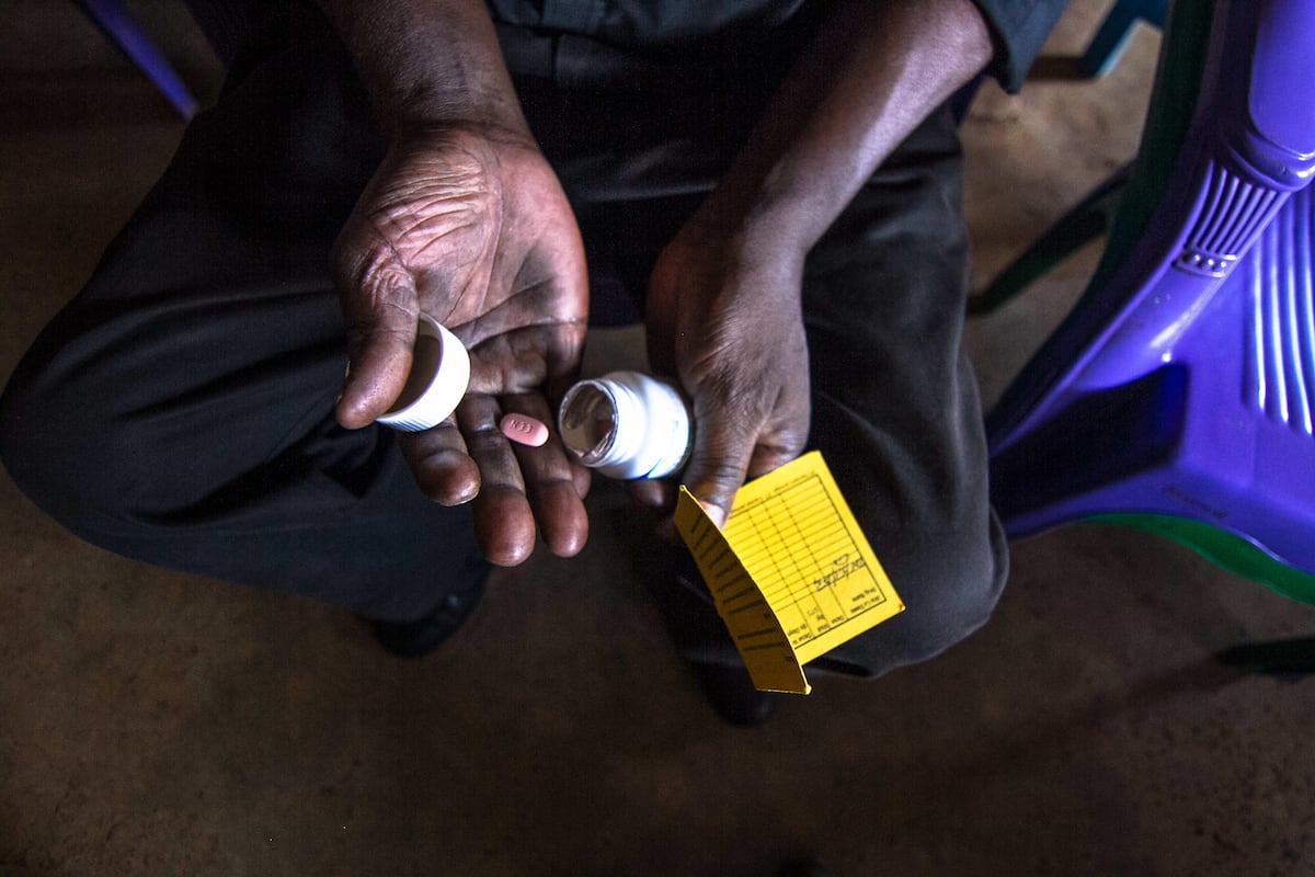 Um homem toma sua medicação para o HIV/sida, em Quênia, em uma fotografia de 2020. (Foto: ZUMA Press, Inc. / Alamy Stock Photo)