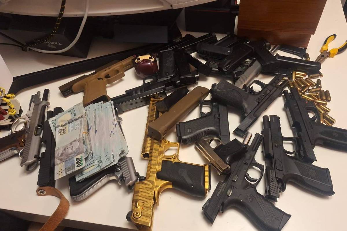 Armas e dólares apreendidos em mansão de luxo de alvo de operação que mira o Comando Vermelho (Foto: Divulgação/PCERJ)