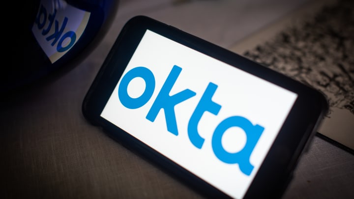 Okta é destacada como líder em segurança de identidade com potencial de crescimento impulsionado por IA