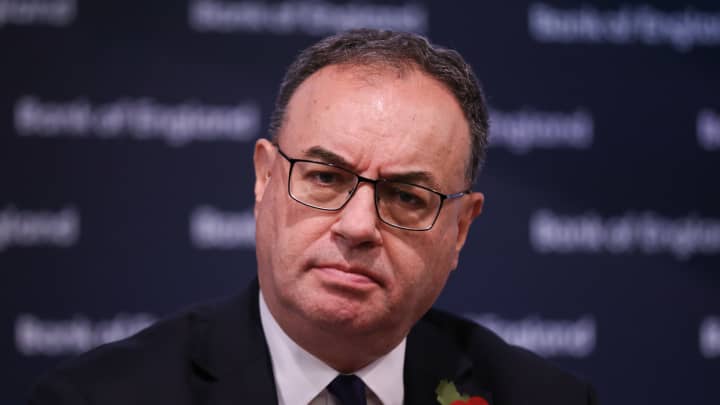 Andrew Bailey, governador do Banco da Inglaterra, durante a coletiva de imprensa do Relatório de Política Monetária na sede do banco, na Cidade de Londres, Reino Unido, na quinta-feira, 2 de novembro de 2023. O Banco da Inglaterra manteve sua taxa de juros de referência em um nível máximo em 15 anos, descartando qualquer possibilidade de afrouxar sua luta contra a inflação no futuro próximo. (Foto: Hollie Adams/Bloomberg via Getty Images)