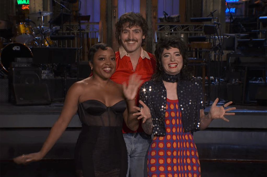 Benson Boone apresentou seu famoso backflip na quinta-feira, 1 de maio, para promover sua próxima participação no programa 'Saturday Night Live'. (Foto: Reprodução)