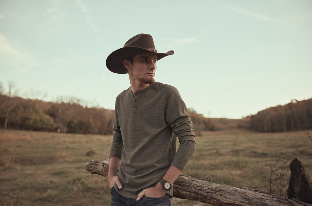 Preston Cooper transforma vulnerabilidade em força com o single "Weak"