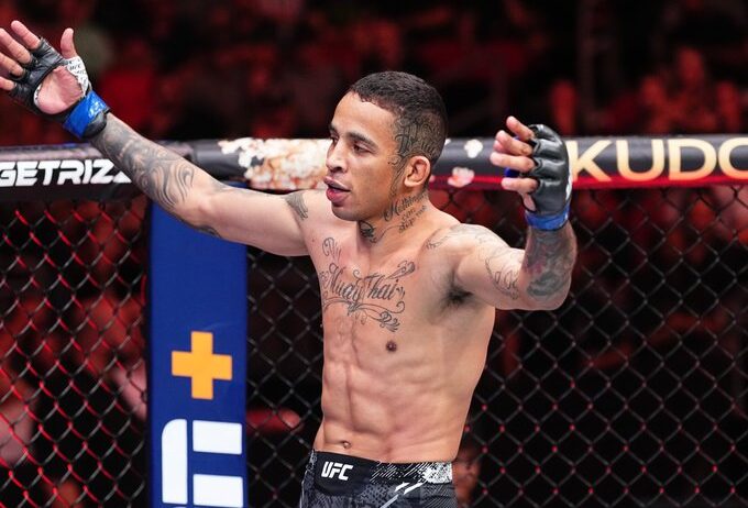 Ian Garry e Carlos Prates em encarada antes do UFC Kansas City (Foto: UFC)