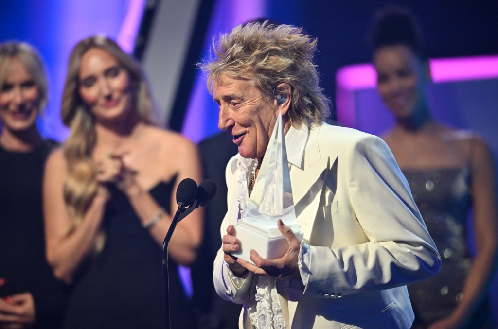 Rod Stewart recebe prêmio de Contribuição Especial e encanta público com show vibrante