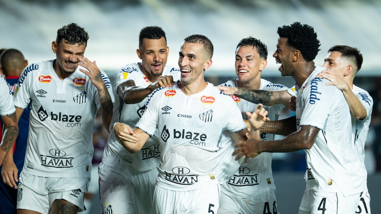 Santos enfrenta o Ceará nesta segunda-feira, 12, às 20h00 (Foto: Rebeca Schumacker / GocherImagery/Future Publishing/Getty Images)  
Barcelona e Real Madrid se enfrentam neste domingo, às 11h15 (Foto: Jose Breton/Pics Action/NurPhoto/Getty Images)  
Flamengo e Bahia se enfrentam às 21h, no Estádio do Maracanã, no Rio (Foto: Nadine Freitas/Eurasia Sport Images/Getty Images)