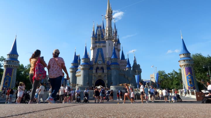 Pessoas caminham em frente ao Castelo da Cinderela no Parque Magic Kingdom, em Walt Disney World, em Orlando, Flórida, em 31 de maio de 2024. (Foto: Gary Hershorn | Corbis News | Getty Images)