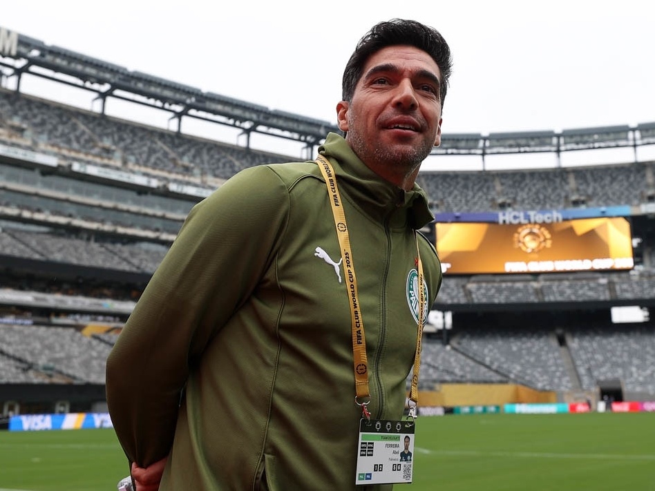 Abel enfrenta rival histórico em Mundiais com nove jogadores remanescentes