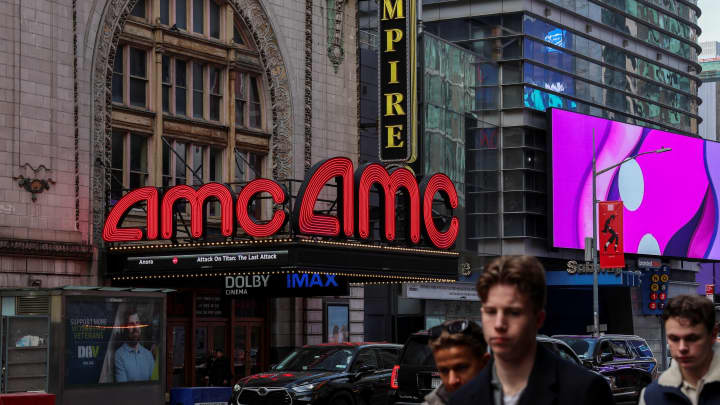 Ações da AMC disparam após redução de prejuízos na rede de cinemas