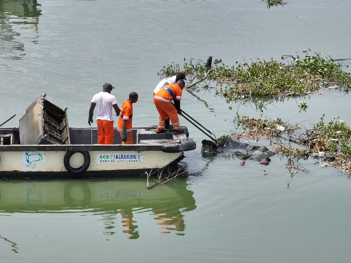 Equipes da Comlurb e do projeto coordenado pela Igua encontram sofá nas águas da lagoa (Foto: Divulgação)