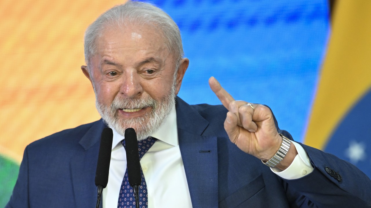 Lula classifica tarifas de Trump como 'insensatez' em relação ao Brasil