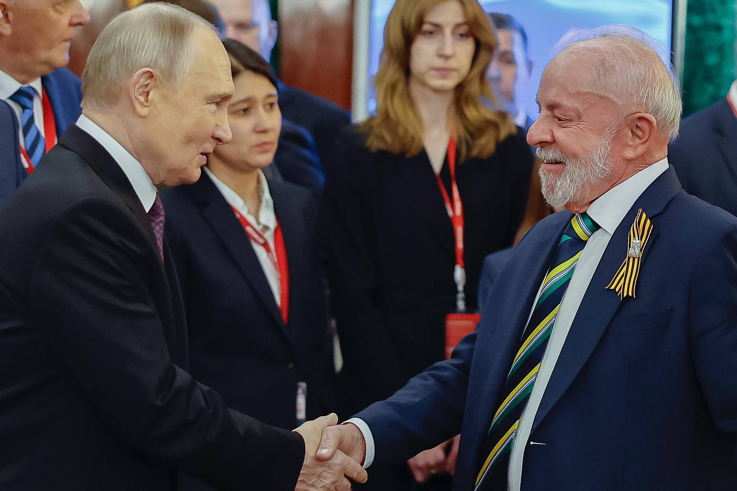 Vladimir Putin recebe Lula (PT) no Kremlin; presidente brasileiro usa a faixa de São Jorge na lapela, símbolo patriótico capturado pela propaganda do líder russo como maneira de expressar apoio à Guerra da Ucrânia. (Foto: Ricardo Stuckert - 8.mai.25/Presidência da República)