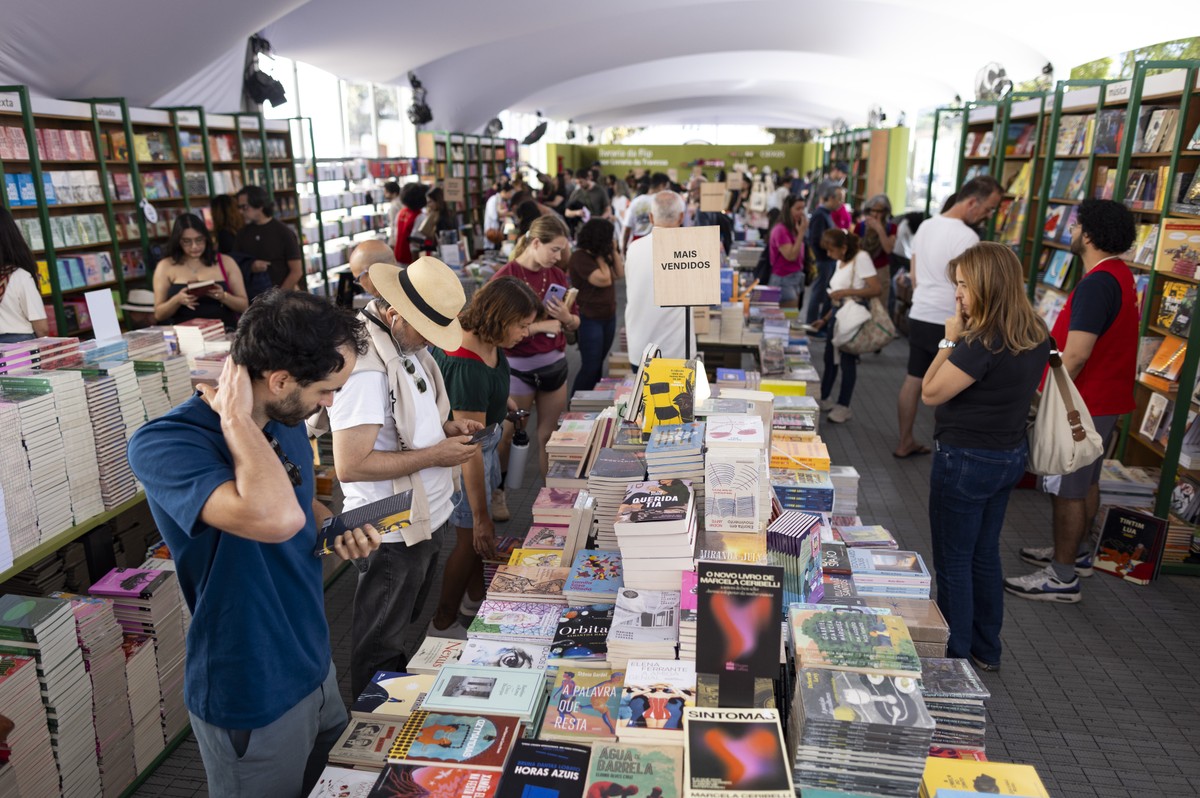 Valter Hugo Mãe e Rosa Montero dominam vendas na livraria oficial da Flip