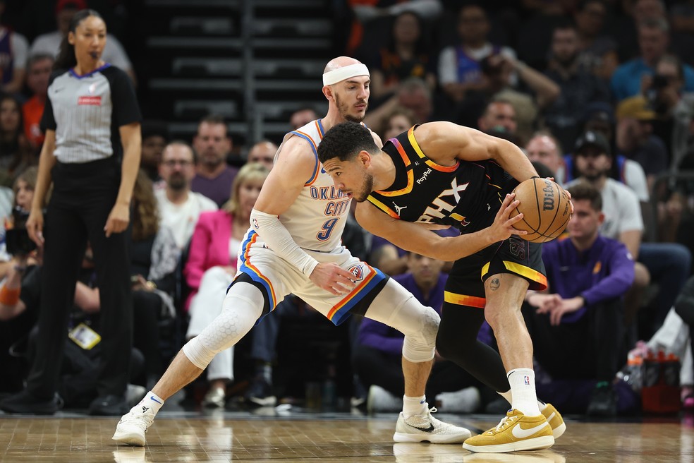 Devin Booker, do Phoenix Suns, em ação na derrota para o Thunder (Foto: Getty Images)