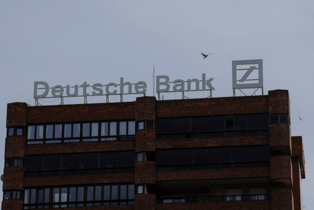 A placa do Deutsche Bank AG em uma agência no distrito financeiro de Frankfurt, Alemanha, na quinta-feira, 2 de fevereiro de 2023. (Foto: Bloomberg)