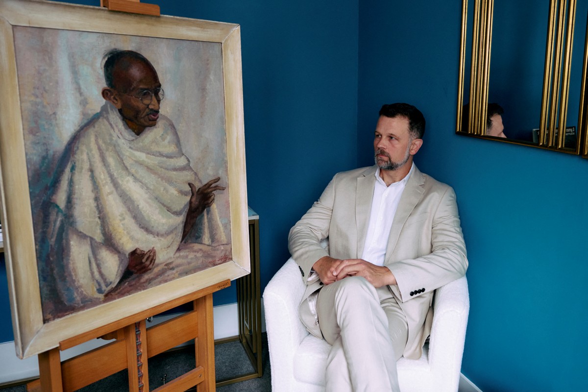 Retrato raro de Gandhi é leiloado por mais de R$ 1 milhão em evento histórico