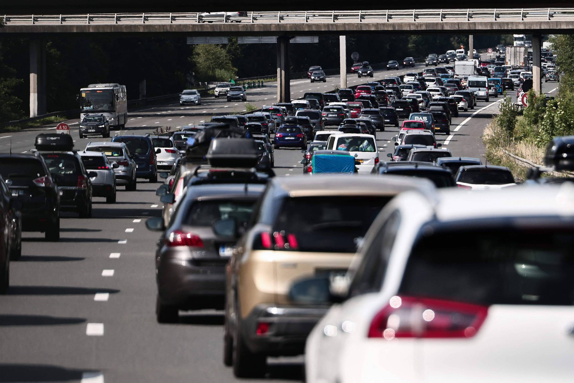 Habilitação na França fica mais barata com fim da exigência de autoescola