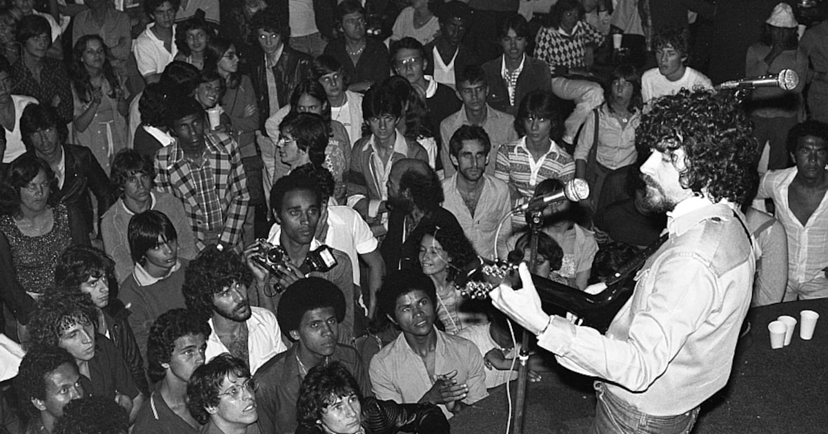 Raul Seixas é revelado em fotos inéditas de show histórico de 1979