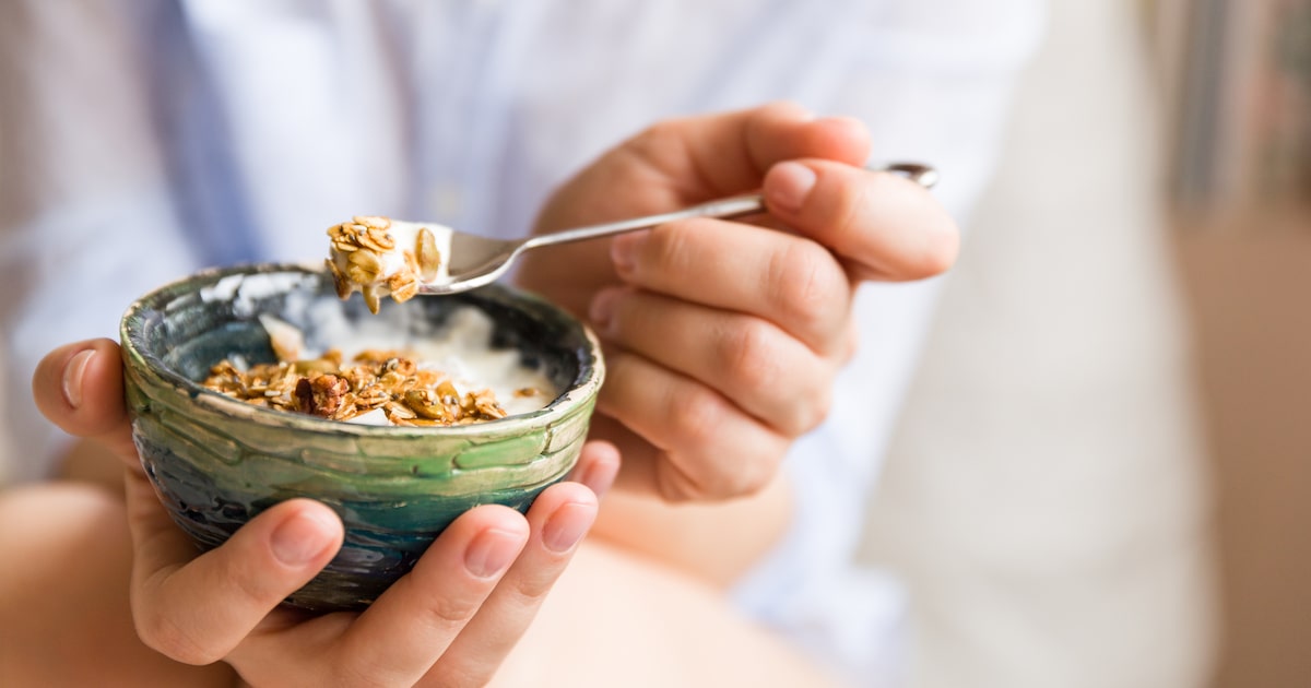 Iogurte e aveia estão entre os alimentos parceiros do intestino (Foto: goodmoments/Adobe Stock)