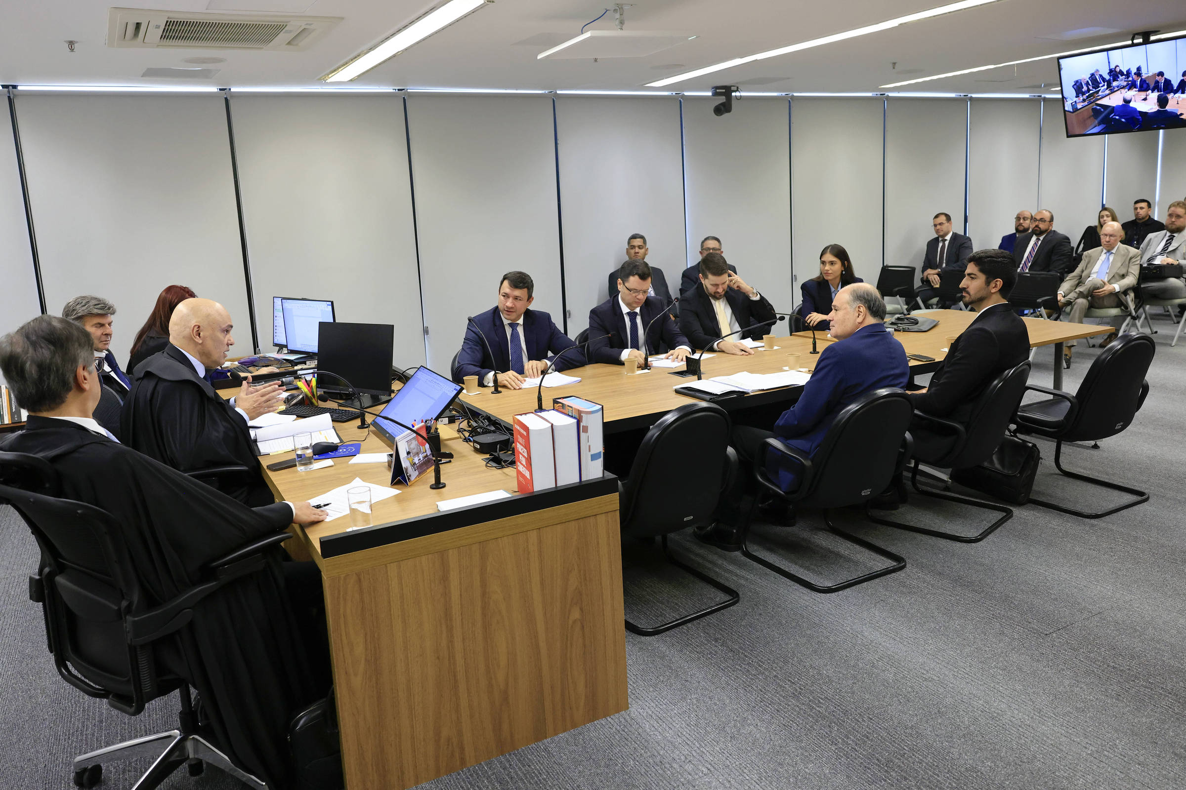 Moraes desrespeita normas e revela contradições ao vetar gravações no STF