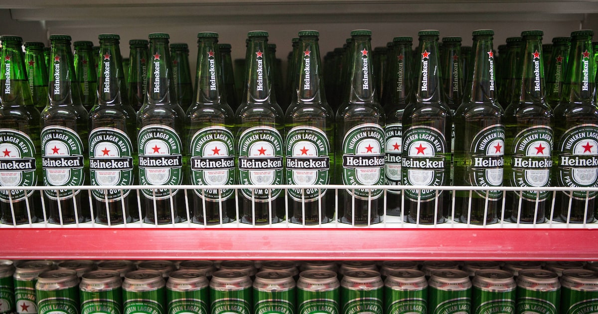 As quedas de volume nas Américas e na Europa foram parcialmente compensadas pelo crescimento na região da Ásia-Pacífico e na África e no Oriente Médio, informou a cervejaria na quarta-feira. (Foto: Bloomberg/Taylor Weidman)