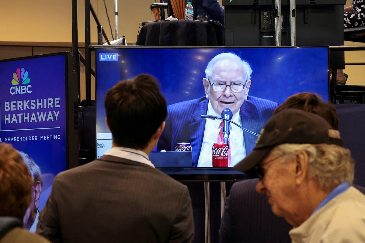 Warren Buffett, CEO da Berkshire Hathaway, anunciou aposentadoria surpresa neste sábado (3) (Foto: Saul Loeb/AFP)