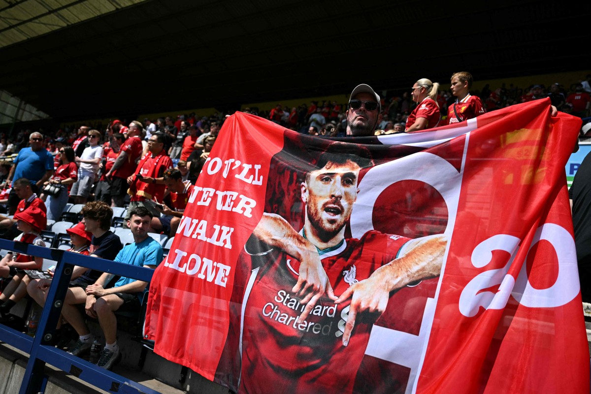 Liverpool presta homenagens a Diogo Jota em jogo marcado por emoção e vitória