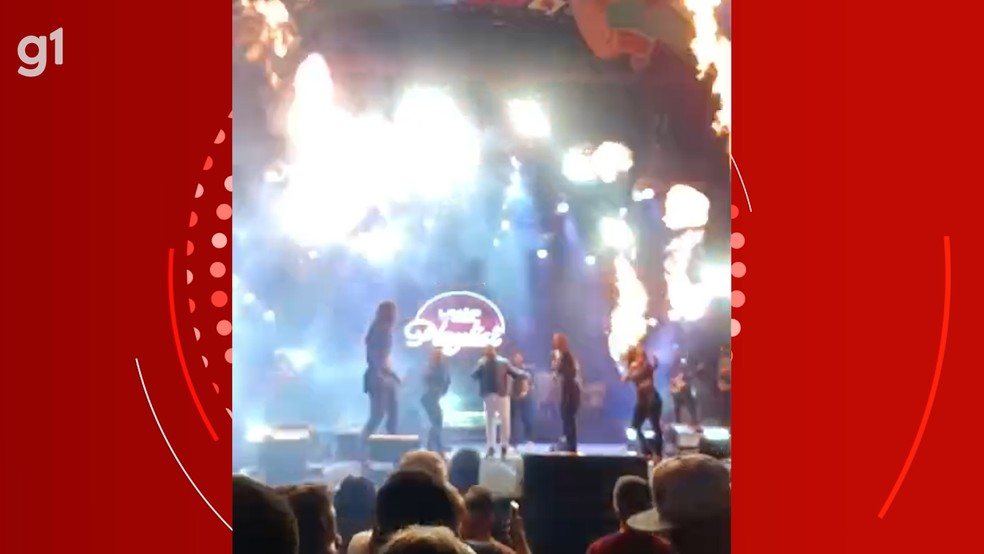 Fogo atinge cabelo de cantora durante show e causa susto em Pernambuco