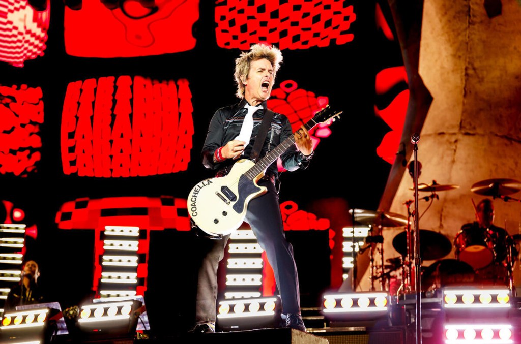 Billie Joe Armstrong levou a brincadeira entre Green Day e Charli XCX no Coachella 2025 a um novo nível ao usar um chapéu "Brat" no palco. (Foto: Reprodução)