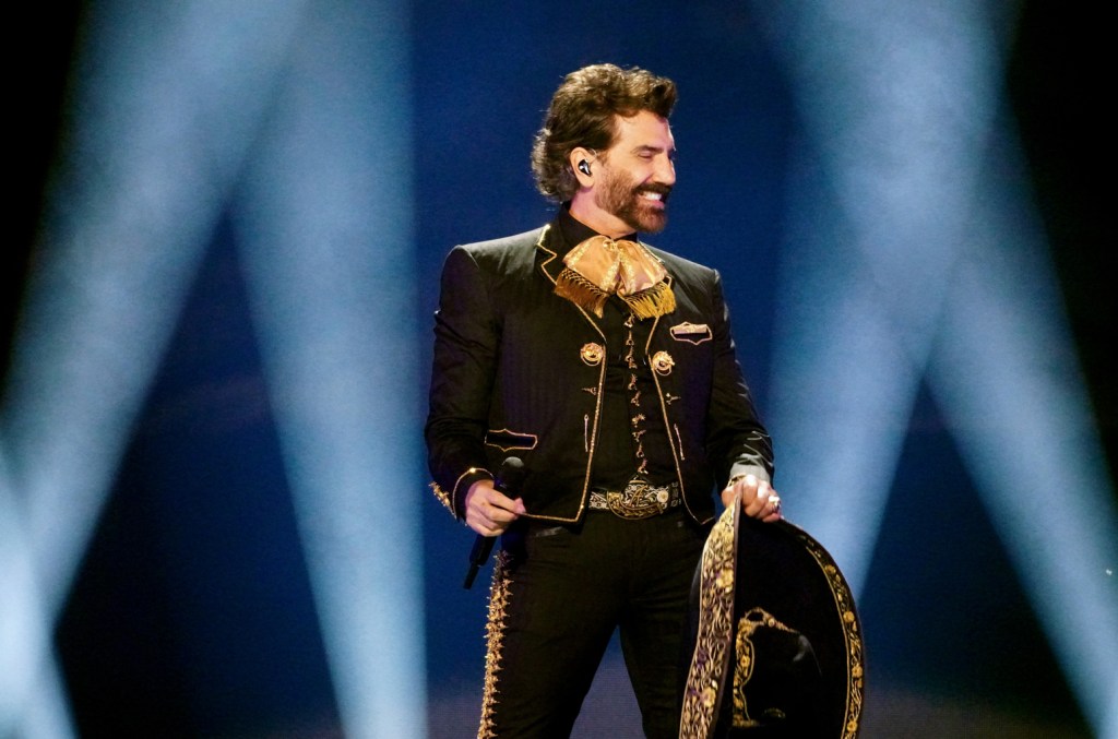 Alejandro Fernández conquista 13ª posição de número 1 nas paradas musicais