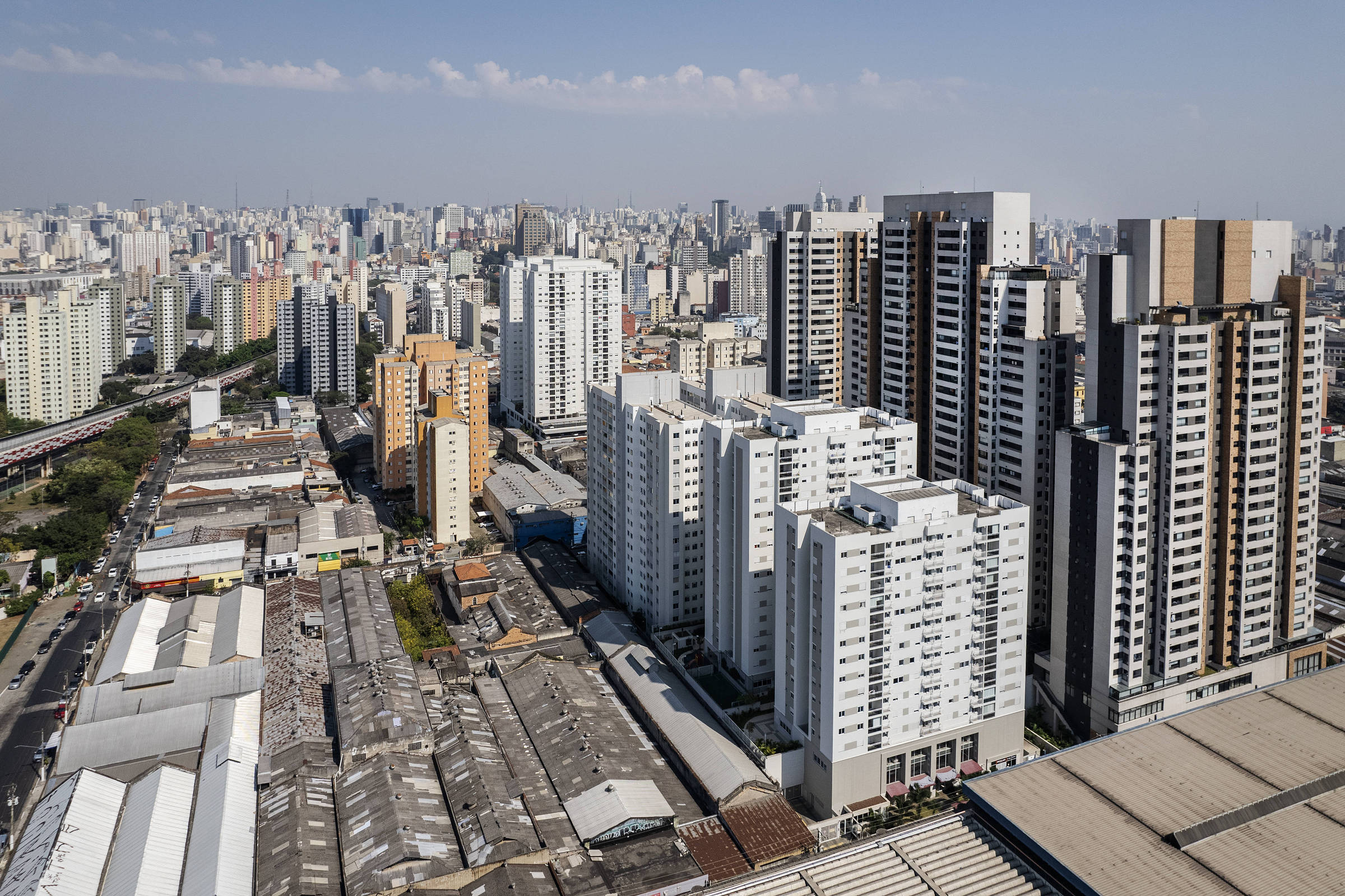 Prédios residenciais na região do Brás, no centro de São Paulo. (Foto: Eduardo Knapp - 24.ago.2023/Folhapress)