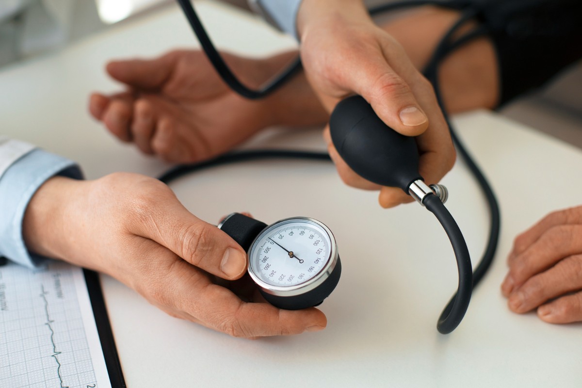 Aprenda a controlar a pressão alta com dicas práticas e eficazes