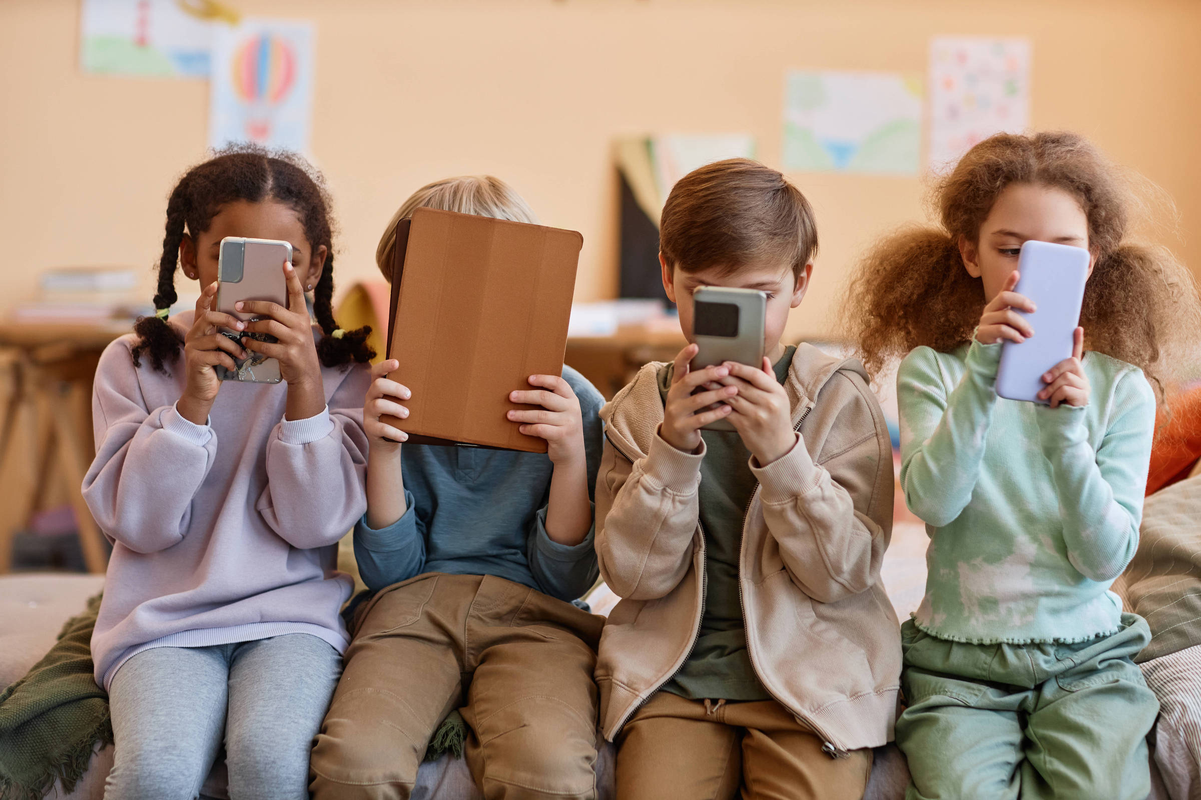 Crianças cada vez mais novas têm acesso à internet; uso precoce traz prejuízos ao desenvolvimento (Foto: Seventyfour)