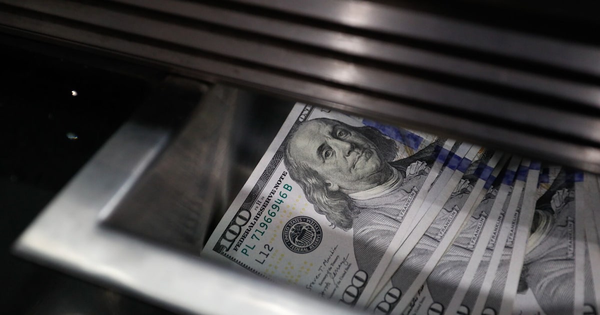 O dólar caiu para uma baixa de 16 meses no início desta semana, com o aumento da incerteza política dos Estados Unidos alimentando questões sobre seu status como moeda de reserva mundial (Foto: Samsul Said/Bloomberg) - (Samsul Said)