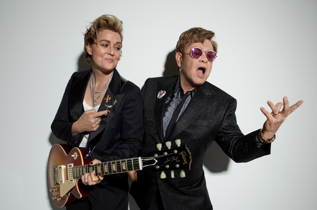 Elton John e Brandi Carlile lançaram um curta-metragem emocional no YouTube intitulado "Quem Acredita em Anjos?: Histórias da Margem da Criação"; assista. (Foto: Reprodução)
