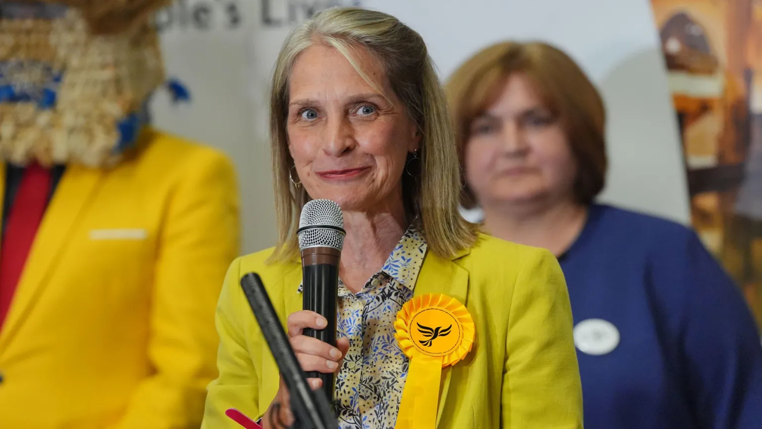 Liberal Democrat MP é barrada em Hong Kong ao tentar visitar neto recém-nascido
