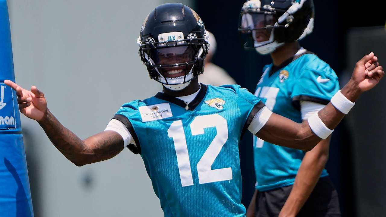 Travis Hunter é preparado para atuar em ataque e defesa, mas sem sobrecarga inicial