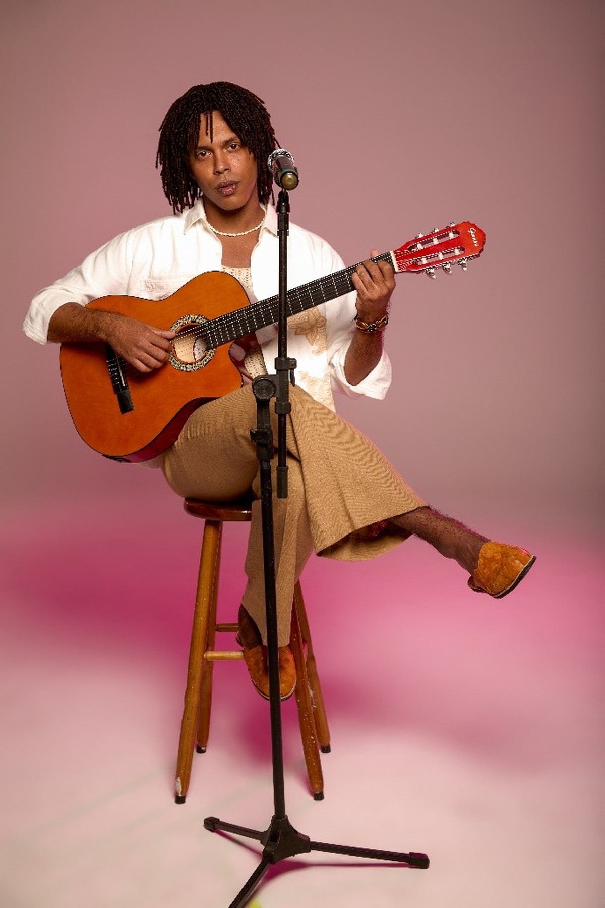 O ator mineiro Raphael Elias vive o alagoano Djavan em 'Djavan - o musical: vidas pra contar' (Foto: Divulgação)
